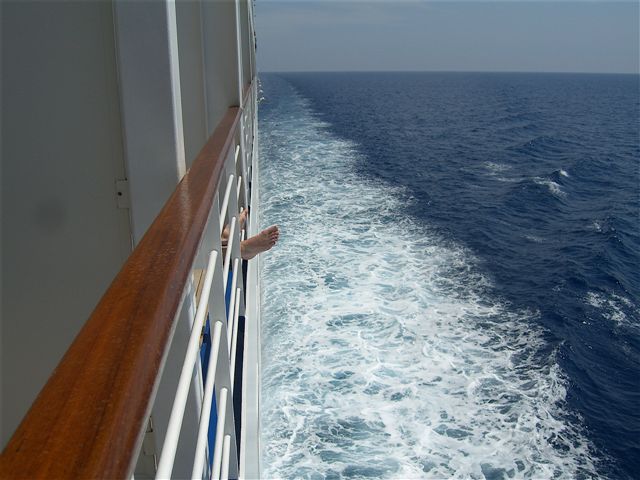 barefoot-on-vacation, Med Cruise